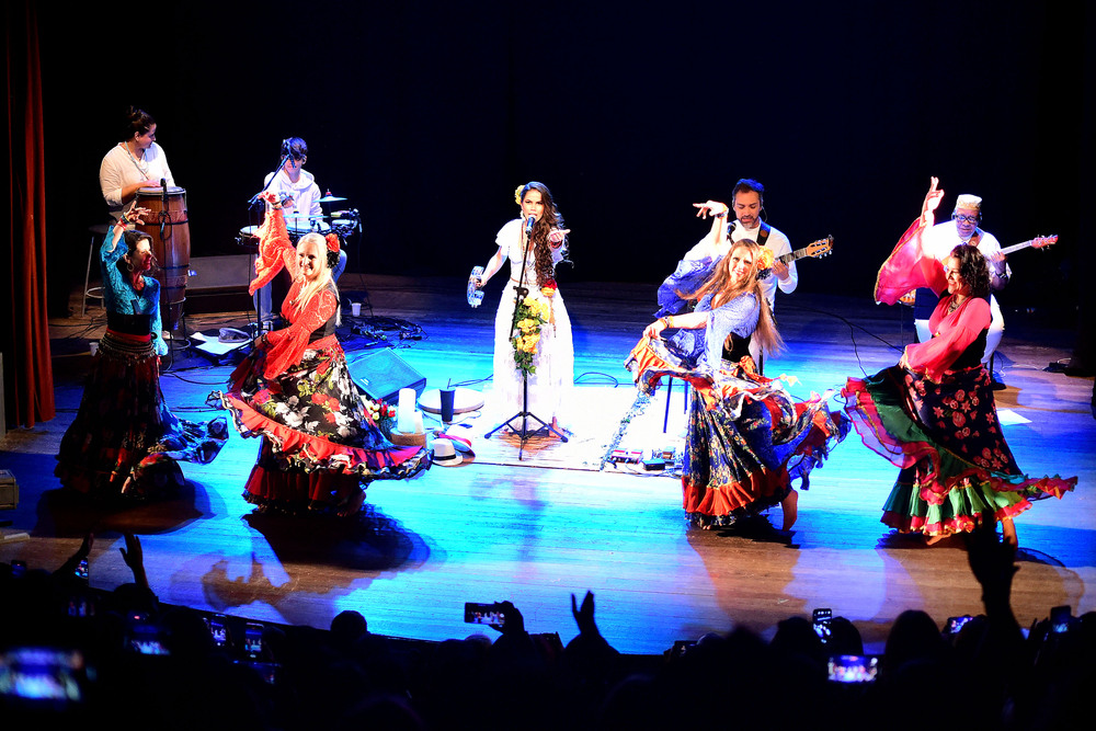Duo Rosa Amarela faz show em homenagem a Santa Sara Kali
