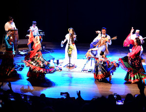 Duo Rosa Amarela faz show em homenagem a Santa Sara Kali