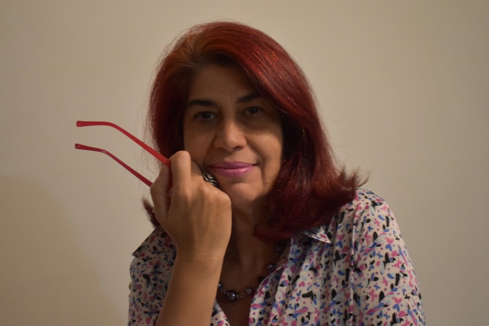 Jornalista Rogéria Gomes no comando do programa ALERJ Revista