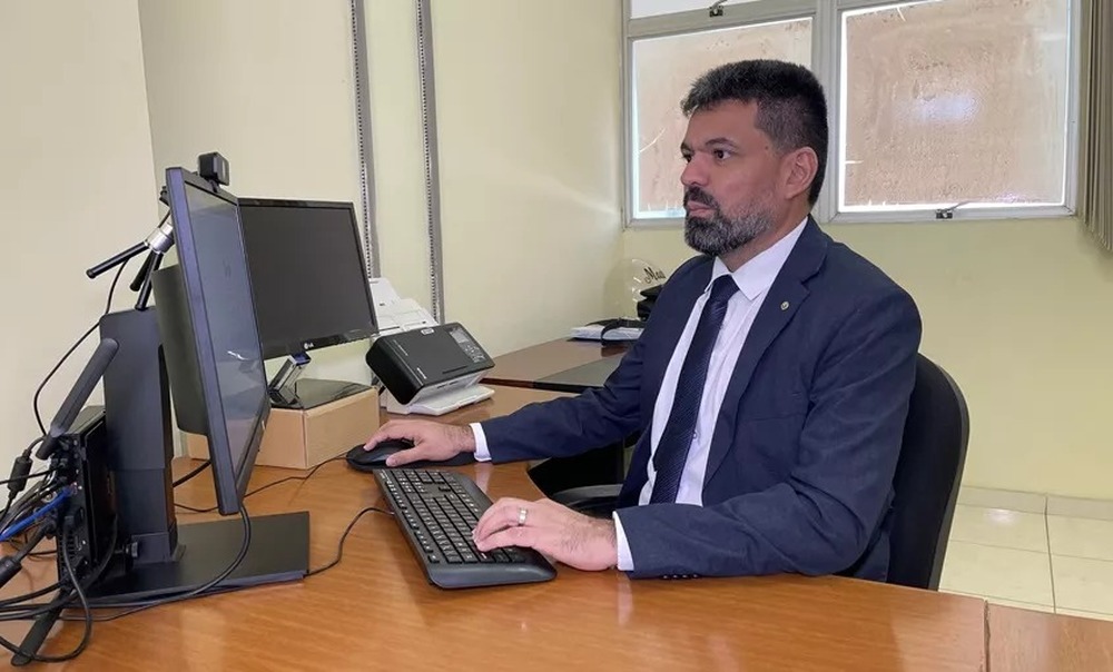 Juiz Denorex: parece sério, mas segundo o TJPB, era só aparência — magistrado de Cajazeiras cai por suposto elo com facção que mandava mais que a Justiça