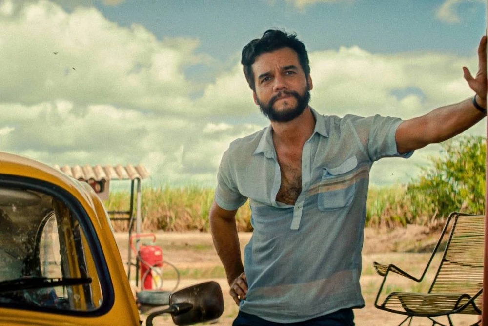 Wagner Moura e Kleber Mendonça Filho ganham prêmios de melhor ator e diretor em Cannes com ‘O Agente Secreto’
