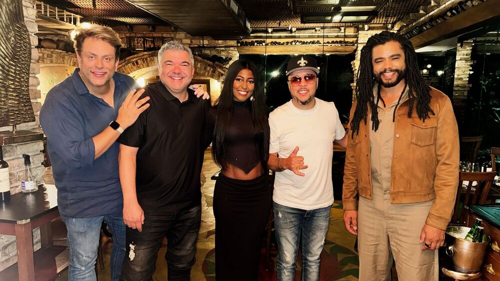 Andrezinho do molejo mostra música nova pro ex bbb Diogo em jantar no RJ