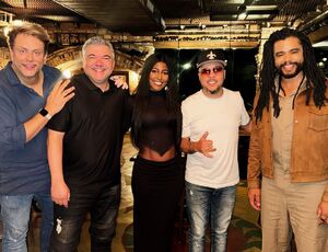 Andrezinho do molejo mostra música nova pro ex bbb Diogo em jantar no RJ