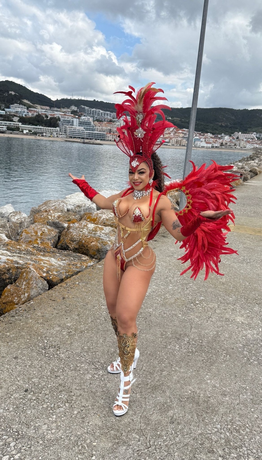 Lisa Oliveira estreia no carnaval da Suíça como Musa da Unidos de Lausanne.