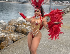Lisa Oliveira estreia no carnaval da Suíça como Musa da Unidos de Lausanne.