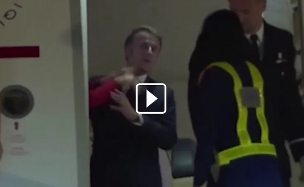 Brigitte dá empurrão no rosto de Macron e cena viraliza; veja vídeo