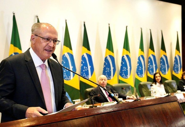 Em discurso lido por Geraldo Alckmin na cerimônia do Dia do Diplomata, presidente destaca ameaças à democracia, critica gastos com armas e pede integração do Sul Global nas decisões internacionais