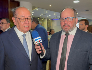 Gilmar Mendes exalta contribuição do STF para a democracia ao receber homenagem no Fórum Mundial Niemeyer
