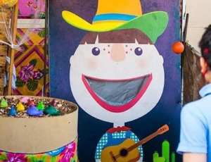 Arraiá Raiz transforma estacionamento do Shopping Nova Iguaçu em grande festa junina com shows, comidas típicas e diversão para todas as idades