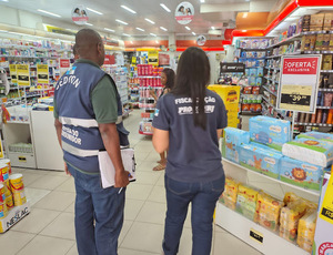 Procon-RJ e SEDCON autuam sete comércios em Nova Iguaçu por carnes vencidas, preços escondidos e coleta irregular de CPF