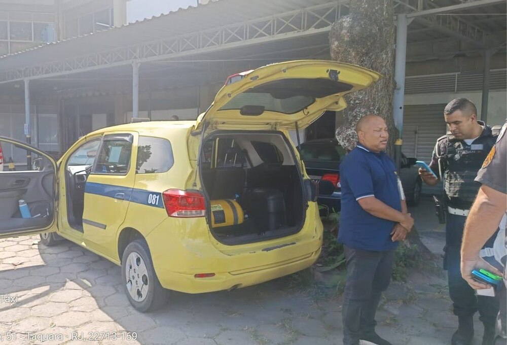 Taxista é levado para a delegacia após cobrar mais de R$ 800 por viagem entre o Galeão e a Barra da Tijuca
