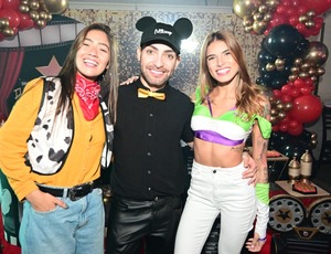 Iago Lesser celebra 10 anos de canal com festa estilo Hollywood e lançamento de livro