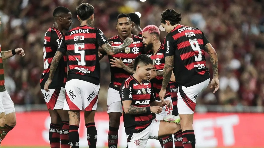 Flamengo goleia o Fortaleza e retoma a liderança do Brasileirão