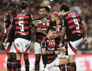 Flamengo goleia o Fortaleza e retoma a liderança do Brasileirão