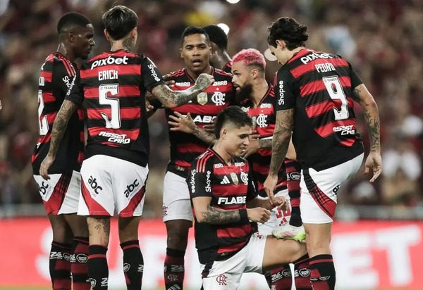 Flamengo goleia o Fortaleza e retoma a liderança do Brasileirão