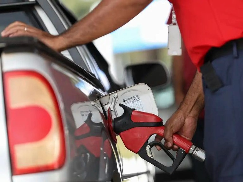 Petrobras anuncia redução de 5,6% no preço da gasolina entregue às distribuidoras