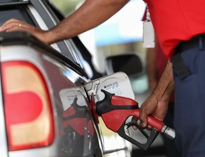 Petrobras anuncia redução de 5,6% no preço da gasolina entregue às distribuidoras
