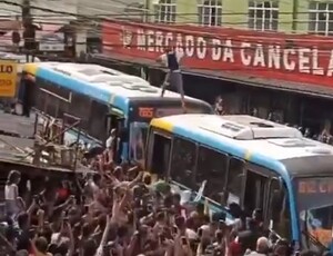 Oruam sobe em ônibus e provoca caos na saída de MC Poze da prisão em Bangu