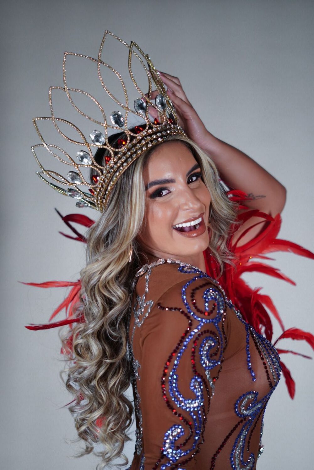 Carolane silva é a nova rainha de bateria da inocentes de belford roxo
