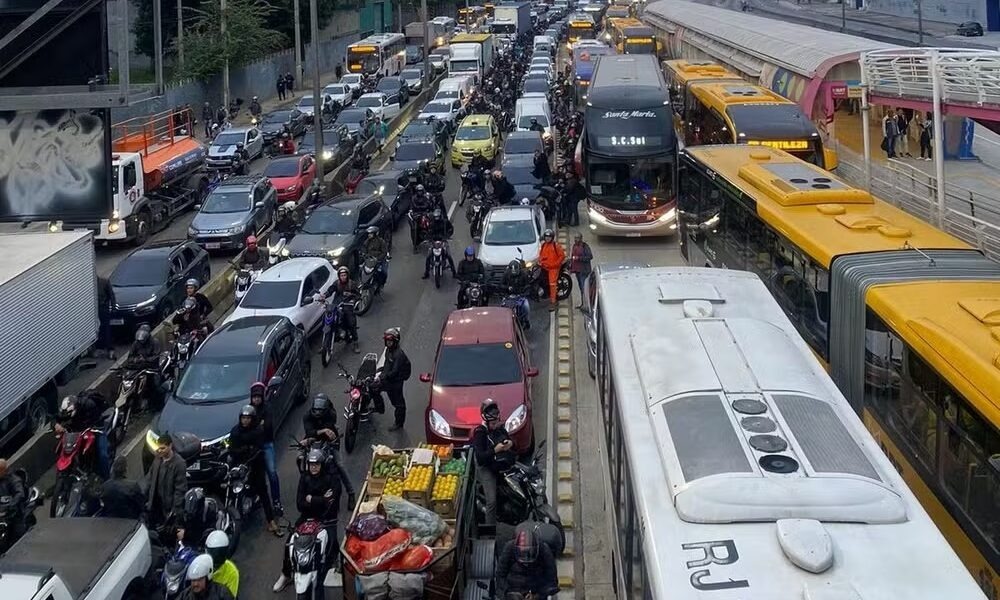Dois são baleados em intenso tiroteio no Rio e vias são fechadas
