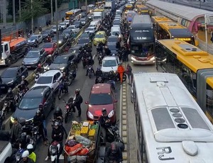 Dois são baleados em intenso tiroteio no Rio e vias são fechadas