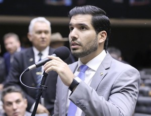 ASSISTA DISCURSO: Hugo Motta recua e levará cassação de Zambelli ao plenário após ser chamado de 'traidor' por André Fernandes