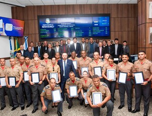 Coronel Sandro Ribeiro Alves e bombeiros do 4º GBM são homenageados por ato heroico em Nova Iguaçu