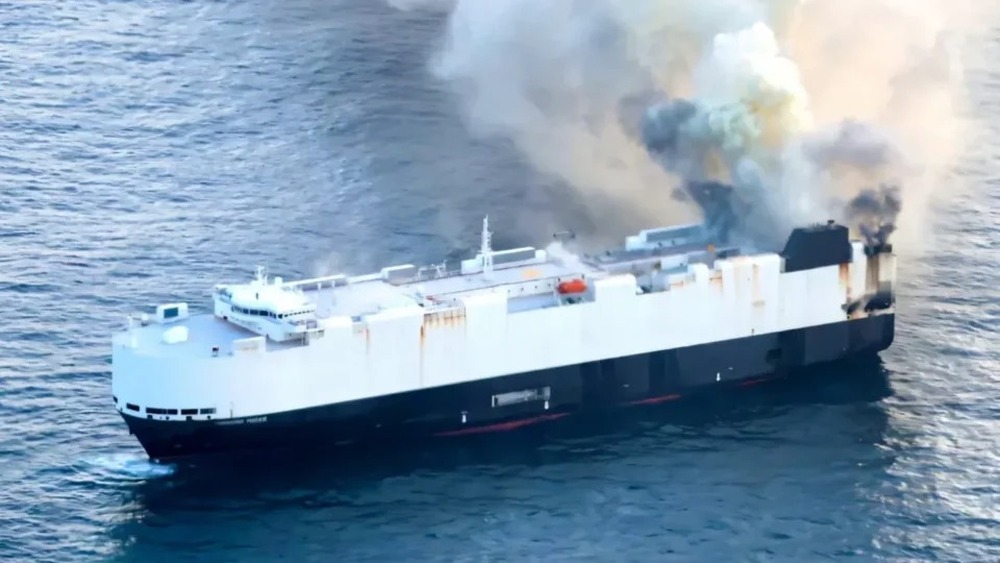 Navio com 3 mil veículos está à deriva nos EUA após incêndio em carros elétricos