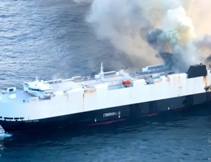 Navio com 3 mil veículos está à deriva nos EUA após incêndio em carros elétricos