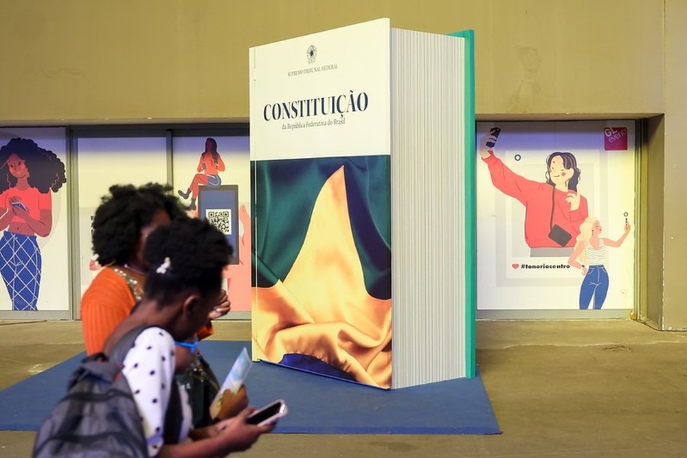 Com Constituição de três metros de altura, STF estreia na Bienal do Livro no Rio de Janeiro
