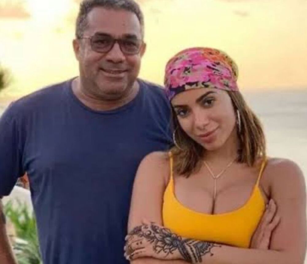 Mesmo com filha milionária, pai de Anitta continua trabalhando em comércio