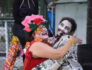 Com palhaçaria e muito amor envolvido, o “Circuito Carioca de Arte de Rua” celebra o Mês dos Namorados. 