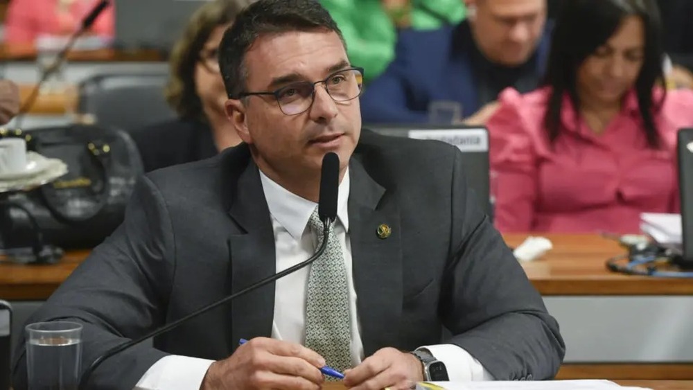 Flávio defende golpe se futuramente STF não aceitar indulto a Bolsonaro