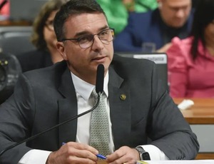 Flávio defende golpe se futuramente STF não aceitar indulto a Bolsonaro