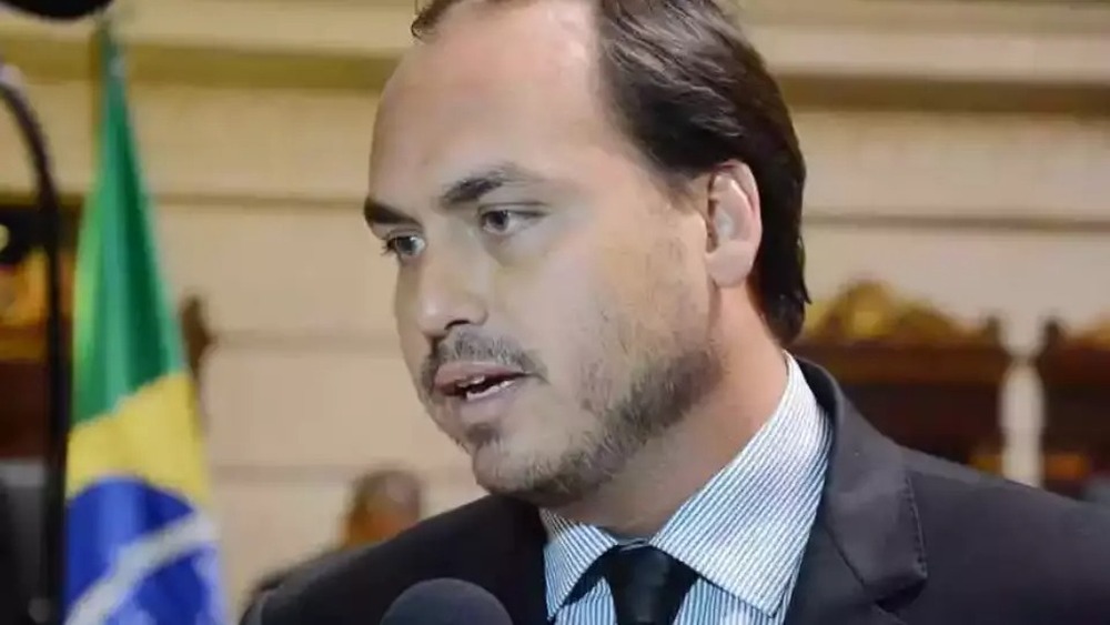Bolsonaro pretende lançar Carlos a senador por Santa Catarina