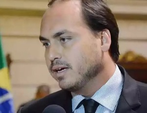 Bolsonaro pretende lançar Carlos a senador por Santa Catarina
