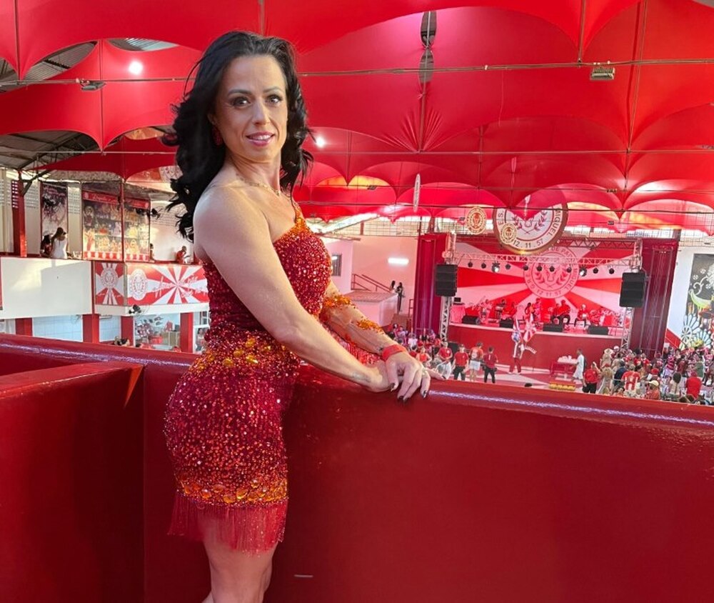Musa da União da Ilha, Tatiana Breia curte tarde de samba na quadra da Unidos de Padre Miguel