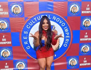 Rainha da escola, Caroline Lima marca presença na feijoada da vitória da Novo Império