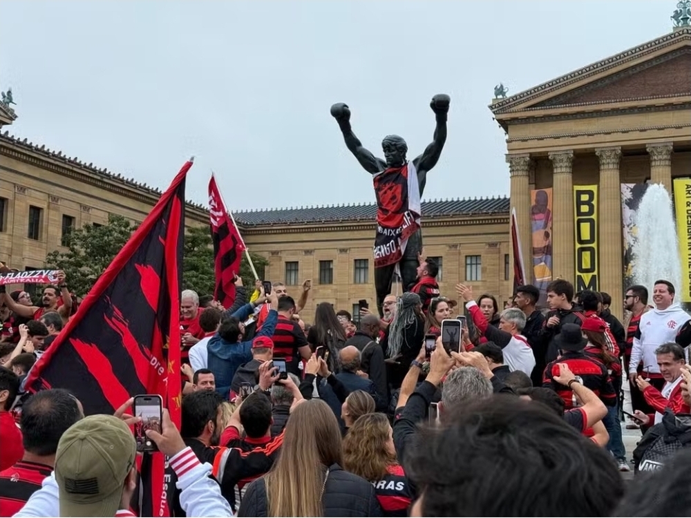 'Rocky Mengão': Flamenguistas tomam escadaria icônica antes de estreia mundial