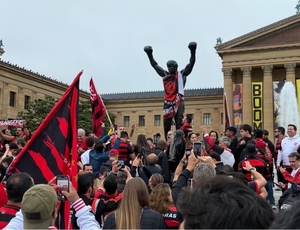 'Rocky Mengão': Flamenguistas tomam escadaria icônica antes de estreia mundial