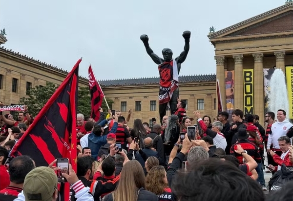 'Rocky Mengão': Flamenguistas tomam escadaria icônica antes de estreia mundial