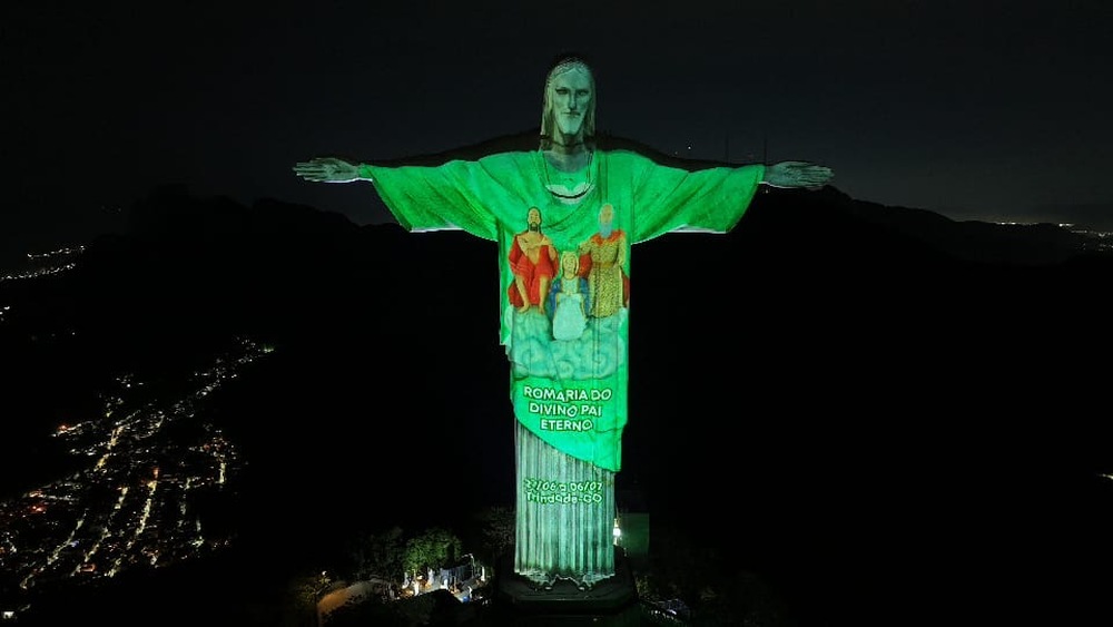Cristo Redentor recebe projeção especial em comemoração aos 185 anos de devoção ao Divino Pai Eterno
