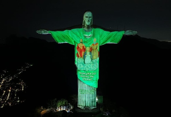 Cristo Redentor recebe projeção especial em comemoração aos 185 anos de devoção ao Divino Pai Eterno