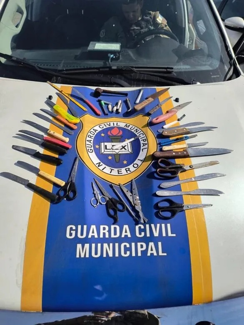 Guarda Municipal de Niterói apreende cerca de 30 facas, tesouras e estiletes e detém menor com 31 pedras de crack em patrulhamento no Centro