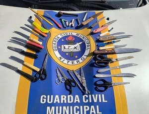 Guarda Municipal de Niterói apreende cerca de 30 facas, tesouras e estiletes e detém menor com 31 pedras de crack em patrulhamento no Centro
