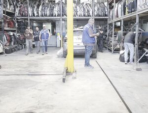 Detran-RJ, Inea e Polícia Civil fecham ferro-velho com peças de carros roubados e lixo hospitalar em Nova Iguaçu: operação expõe o elo entre crime ambiental e desmanche ilegal