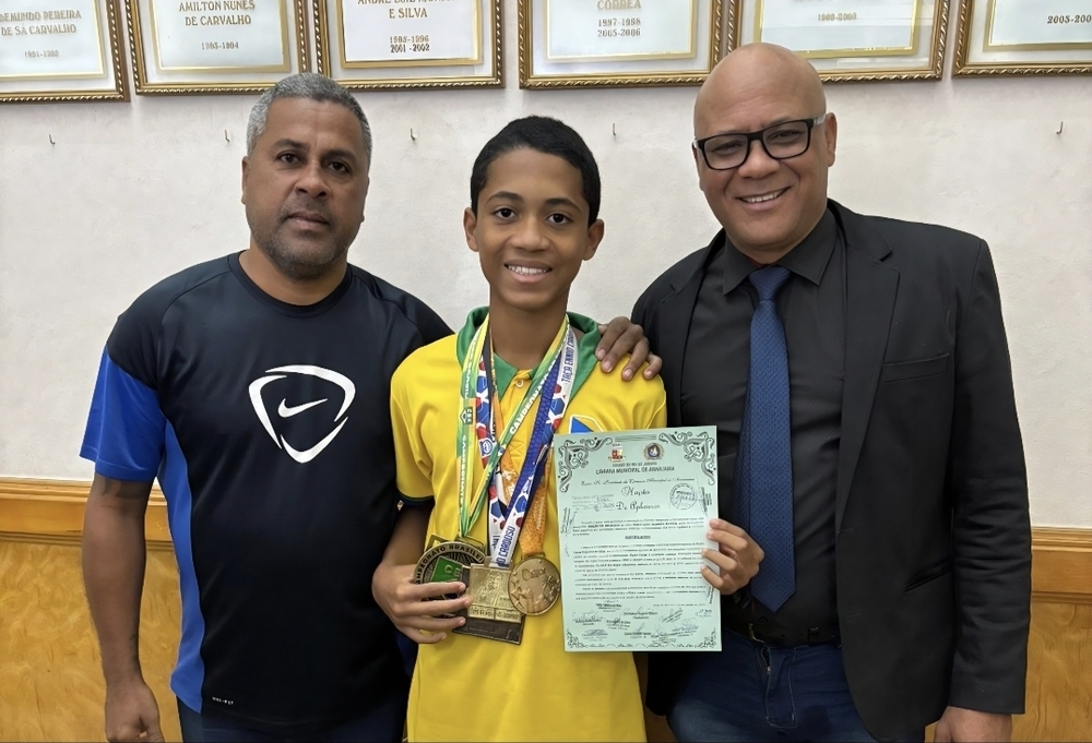 Presidente da Câmara de Araruama homenageia atleta Pedro Lucas com Moção de Aplausos