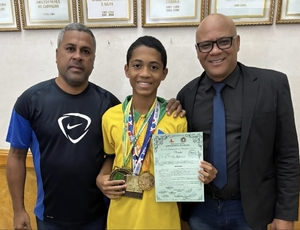Presidente da Câmara de Araruama homenageia atleta Pedro Lucas com Moção de Aplausos