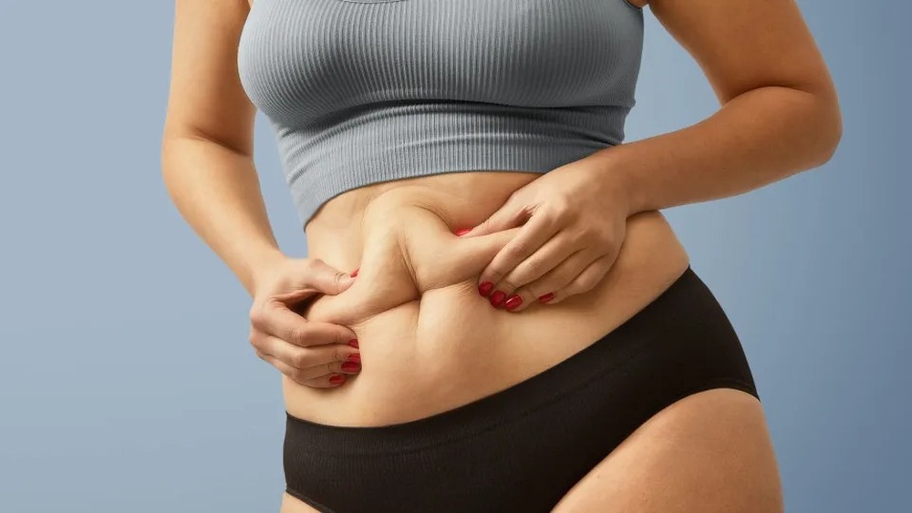 Oito alimentos inflamatórios que aumentam a gordura abdominal
