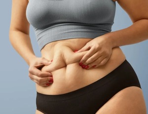 Oito alimentos inflamatórios que aumentam a gordura abdominal